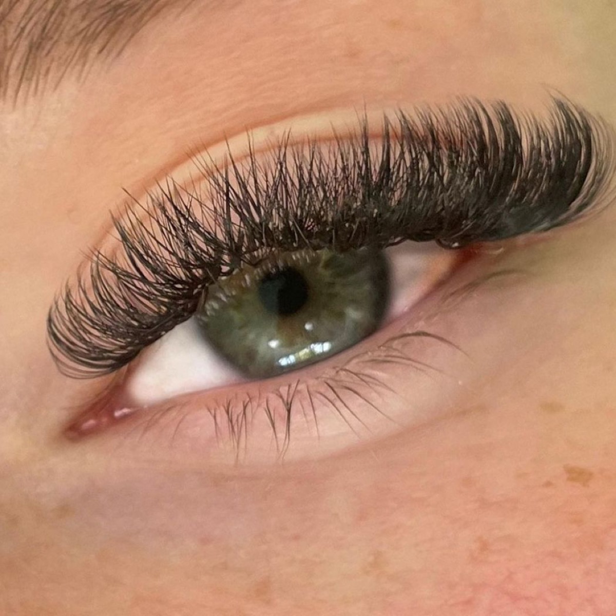 Wimpernverlängerung Volume bei Dress Your Beauty